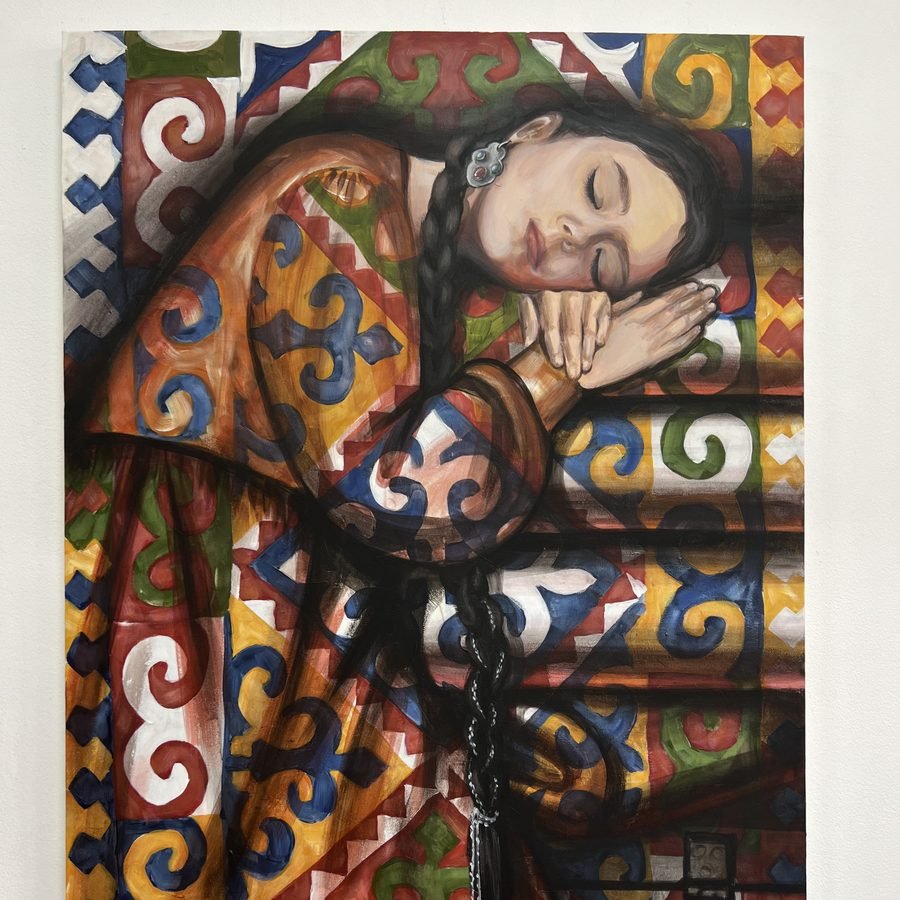 Картина с выставки Art Qurultay: спящая девушка в орнаментальном халате