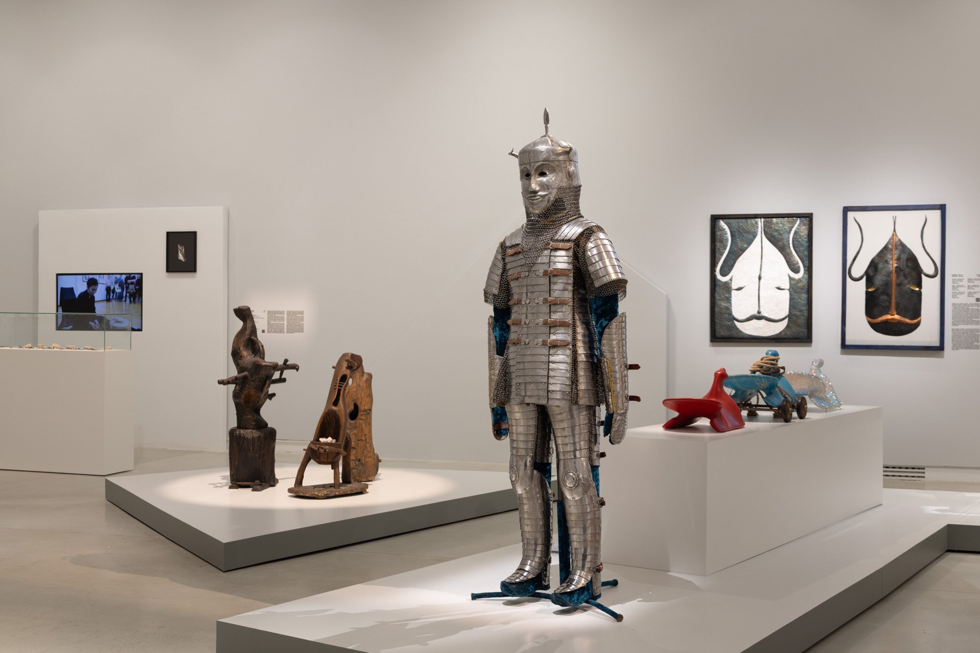 «Мүсіндер»: доспехи и скульптуры в зале Almaty Museum of Arts